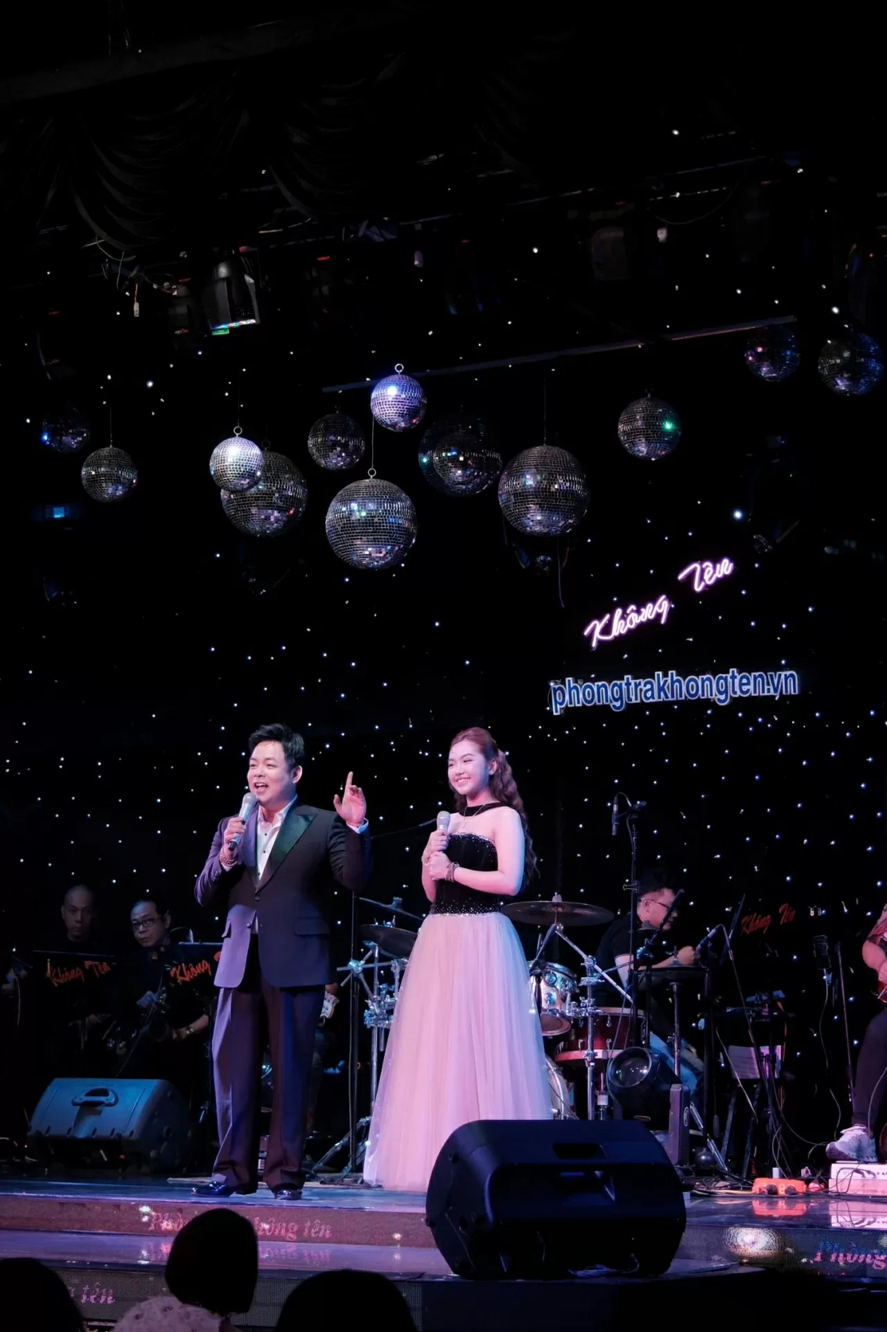 Nam ca sĩ Quang Lê và gọng ca trẻ Khánh Anh trong minishow Về đâu mái tóc người thương.