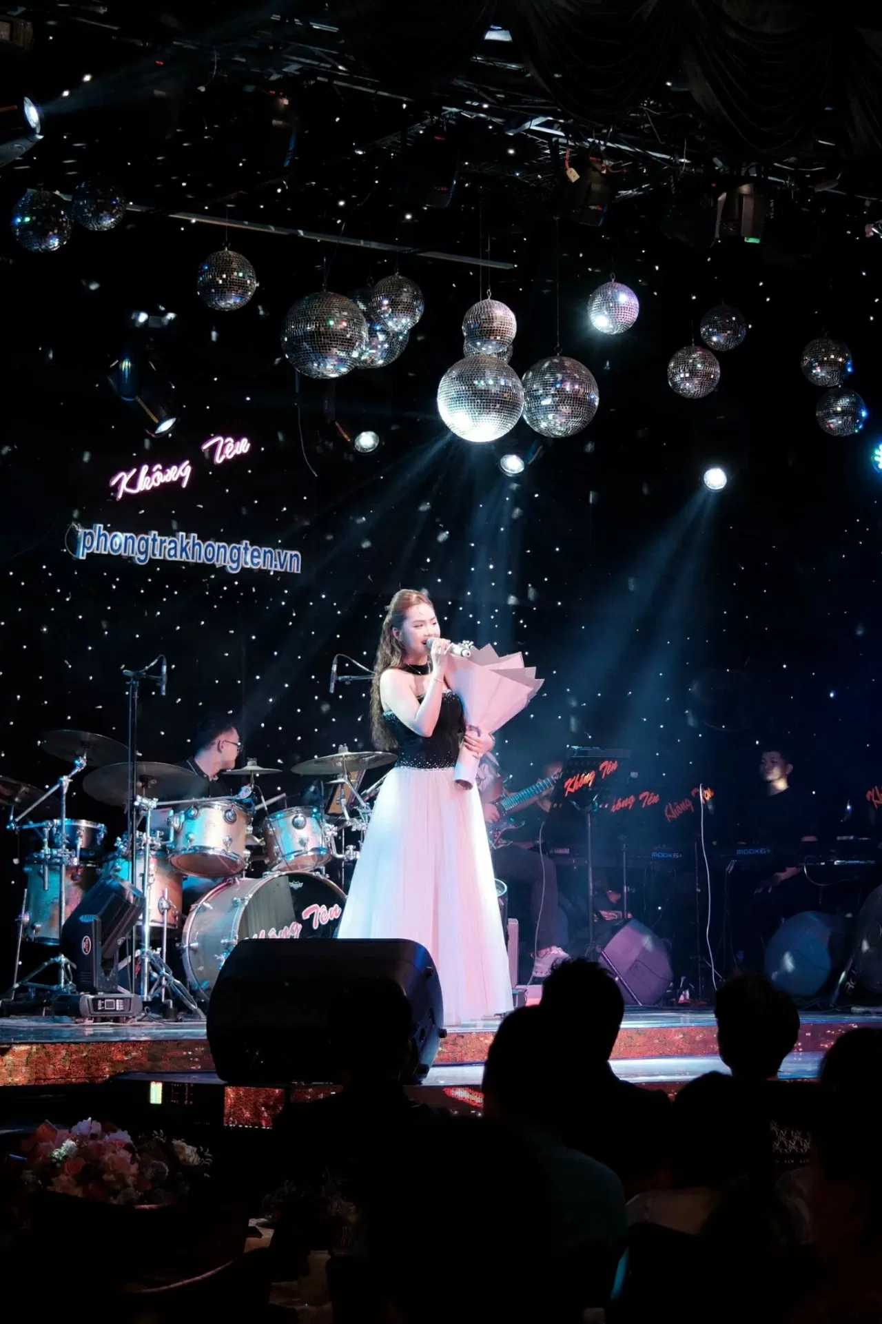 Nam ca sĩ Quang Lê và gọng ca trẻ Khánh Anh trong minishow Về đâu mái tóc người thương. 