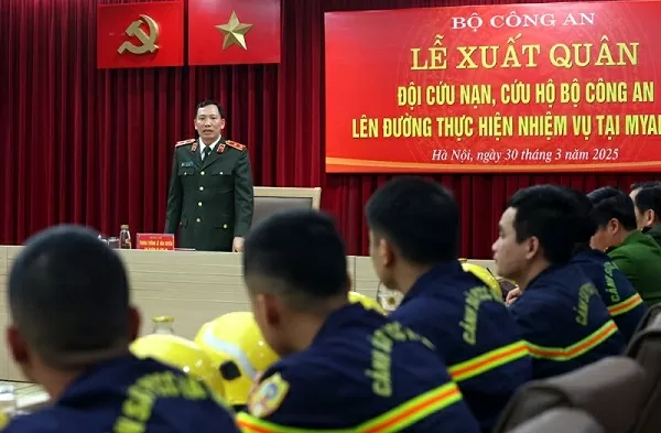 Thứ trưởng Lê Văn Tuyến phát biểu giao nhiệm vụ cho Đội CNCH Bộ Công an. Thứ trưởng Lê Văn Tuyến phát biểu giao nhiệm vụ cho Đội CNCH Bộ Công an.
