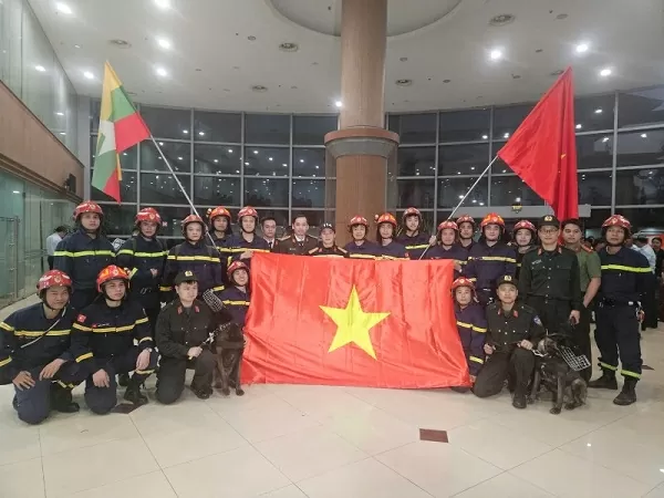 Đội CNCH Bộ Công an đã tới sân bay quốc tế Yangon, Myanmar để bắt đầu hành trình thực hiện nhiệm vụ cứu trợ quốc tế tại nước bạn.