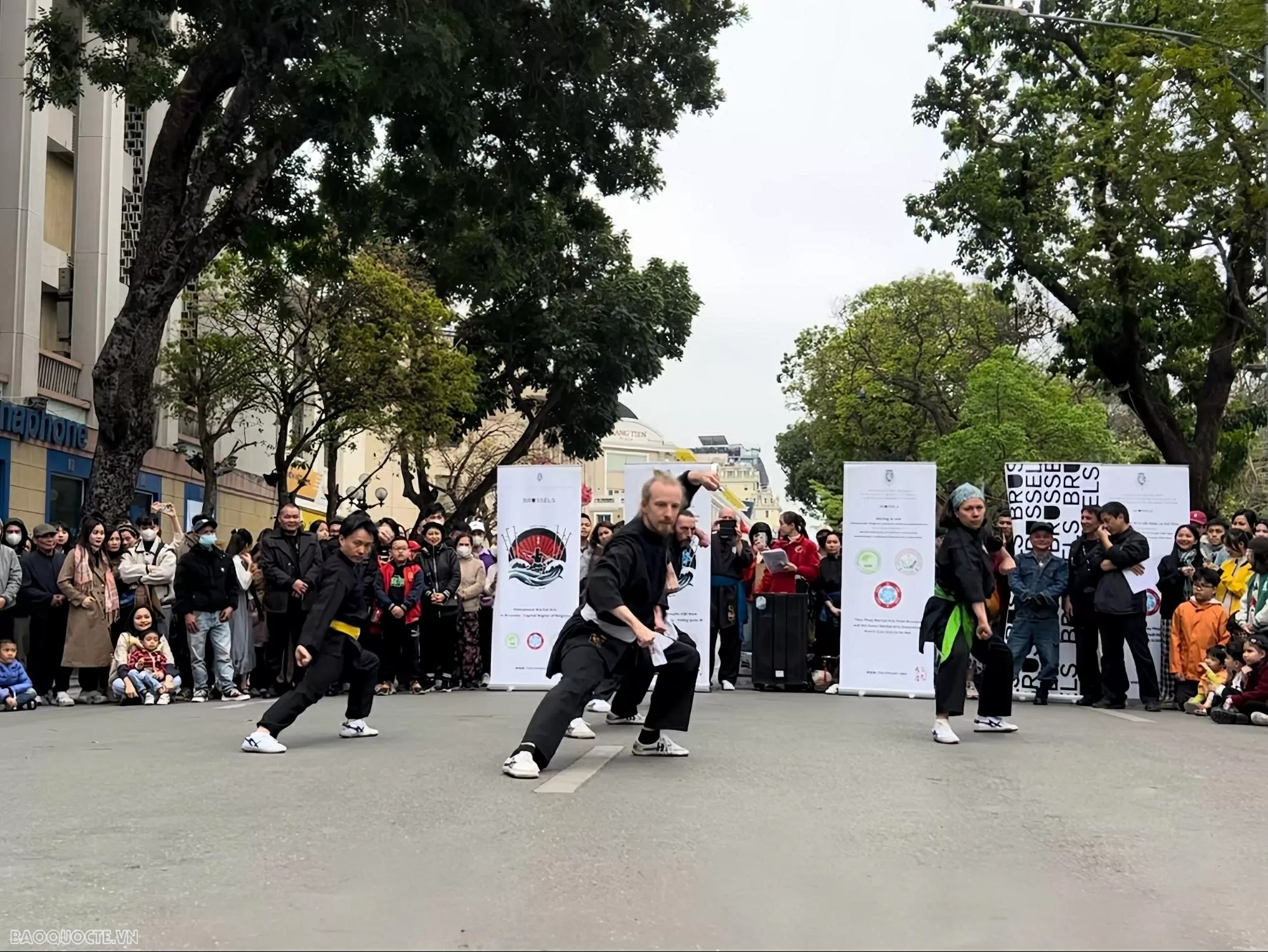 Giao thoa võ thuật Việt Nam-Bỉ: Màn trình diễn Thủy Pháp đặc sắc tại phố đi bộ Hồ Hoàn Kiếm Giao thoa võ thuật Việt Nam-Bỉ: Màn trình diễn Thủy Pháp đặc sắc tại phố đi bộ Hồ Hoàn Kiếm