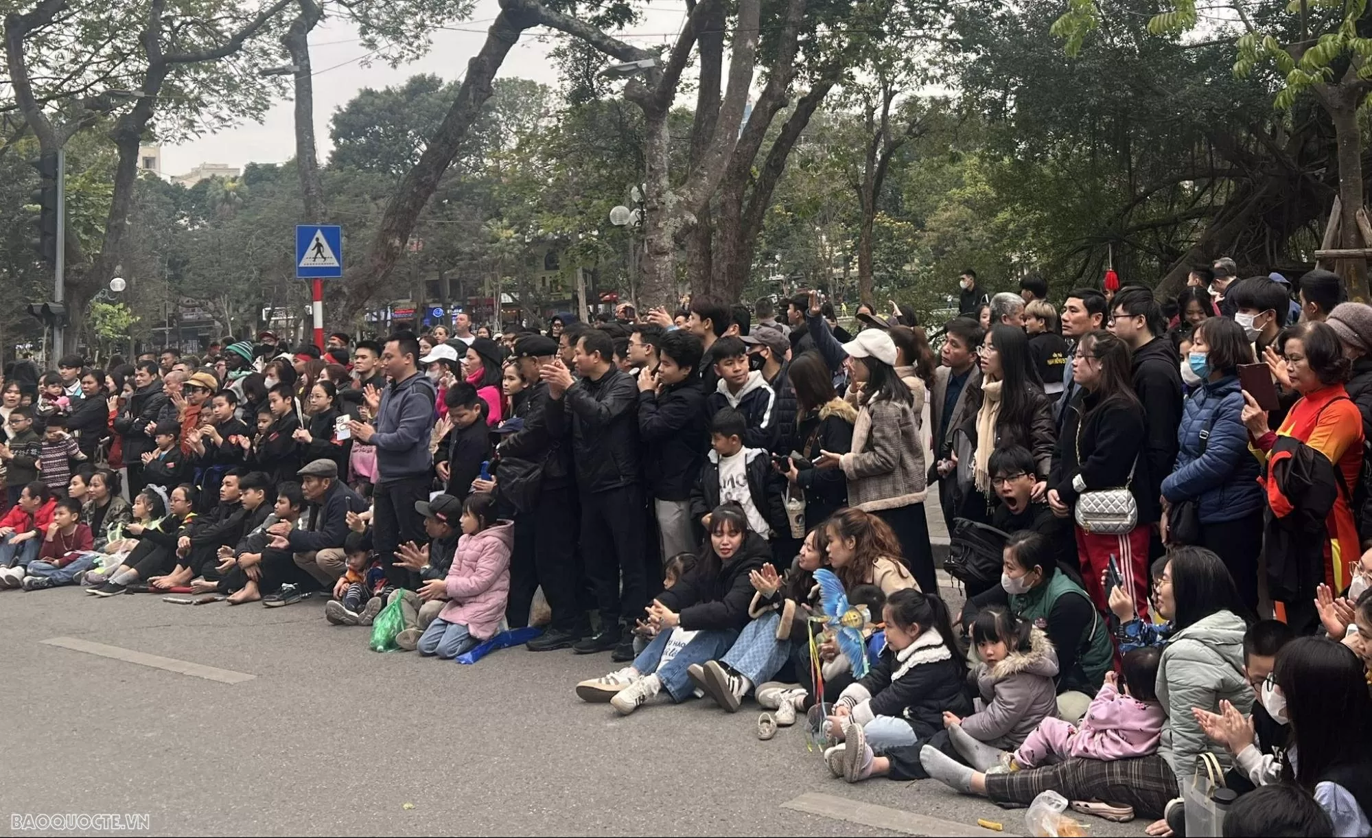 Giao thoa võ thuật Việt Nam-Bỉ: Màn trình diễn Thủy Pháp đặc sắc tại phố đi bộ Hồ Hoàn Kiếm