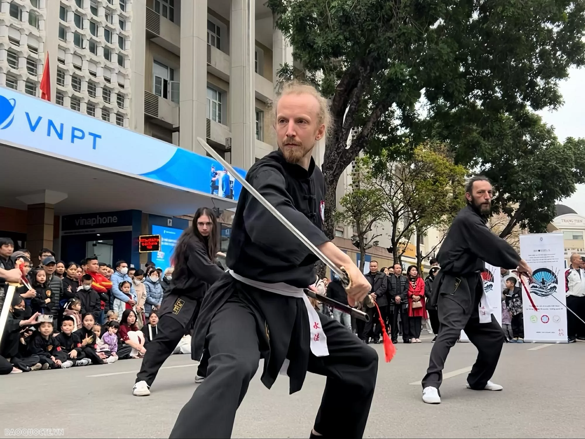 Giao thoa võ thuật Việt Nam-Bỉ: Màn trình diễn Thủy Pháp đặc sắc tại phố đi bộ Hồ Hoàn Kiếm Giao thoa võ thuật Việt Nam-Bỉ: Màn trình diễn Thủy Pháp đặc sắc tại phố đi bộ Hồ Hoàn Kiếm