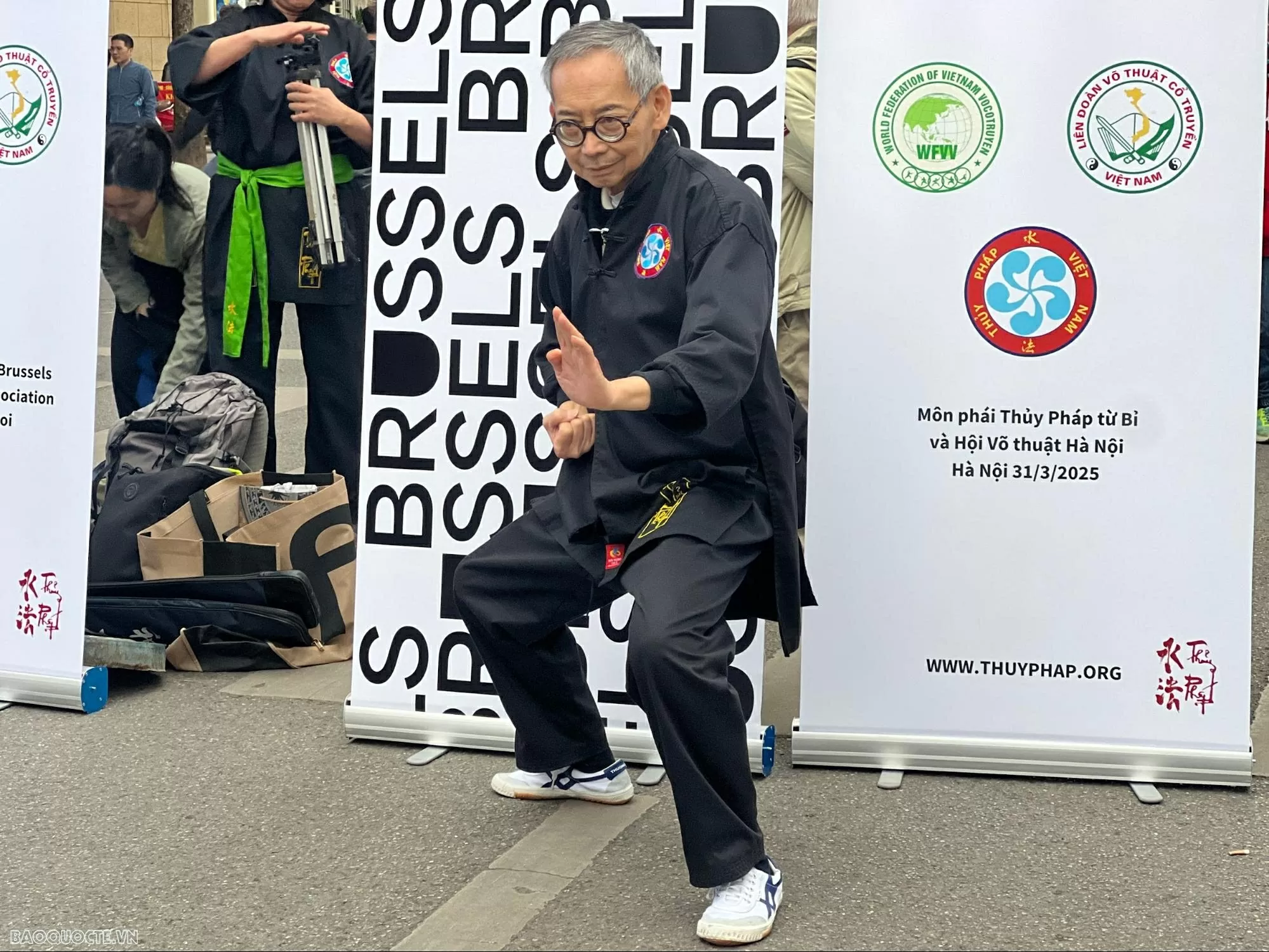Giao thoa võ thuật Việt Nam-Bỉ: Màn trình diễn Thủy Pháp đặc sắc tại phố đi bộ Hồ Hoàn Kiếm Giao thoa võ thuật Việt Nam-Bỉ: Màn trình diễn Thủy Pháp đặc sắc tại phố đi bộ Hồ Hoàn Kiếm