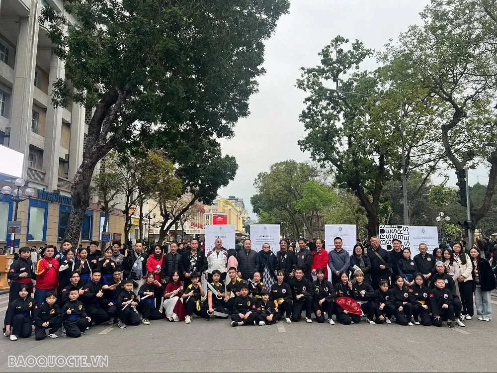 Giao thoa võ thuật Việt Nam-Bỉ: Màn trình diễn Thủy Pháp đặc sắc tại phố đi bộ Hồ Hoàn Kiếm Giao thoa võ thuật Việt Nam-Bỉ: Màn trình diễn Thủy Pháp đặc sắc tại phố đi bộ Hồ Hoàn Kiếm