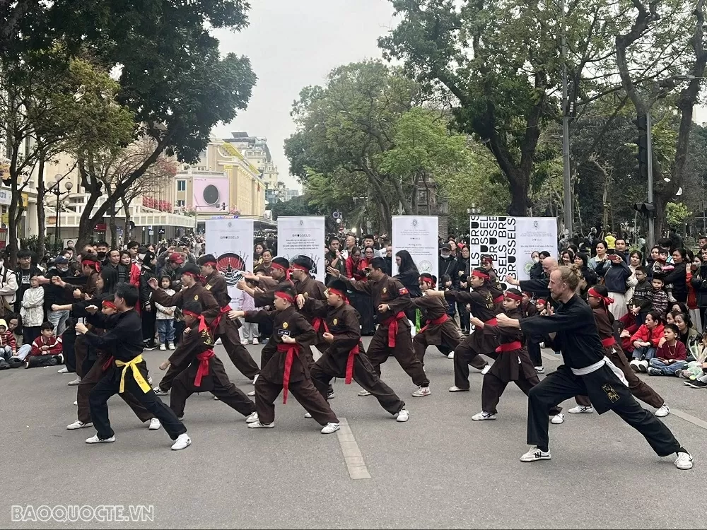 Giao thoa võ thuật Việt Nam-Bỉ: Màn trình diễn Thủy Pháp đặc sắc tại phố đi bộ Hồ Hoàn Kiếm Giao thoa võ thuật Việt Nam-Bỉ: Màn trình diễn Thủy Pháp đặc sắc tại phố đi bộ Hồ Hoàn Kiếm