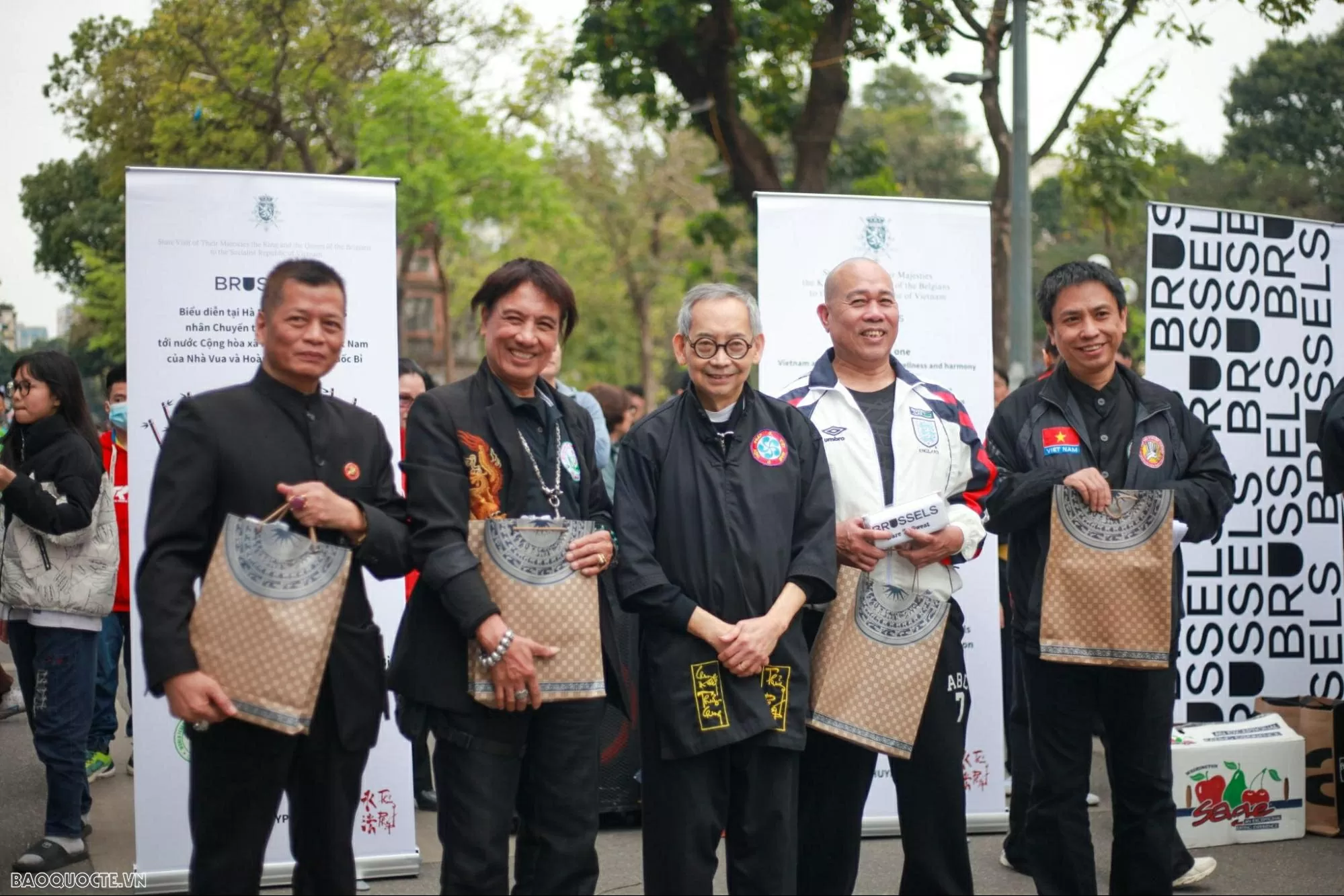 Giao thoa võ thuật Việt Nam-Bỉ: Màn trình diễn Thủy Pháp đặc sắc tại phố đi bộ Hồ Hoàn Kiếm