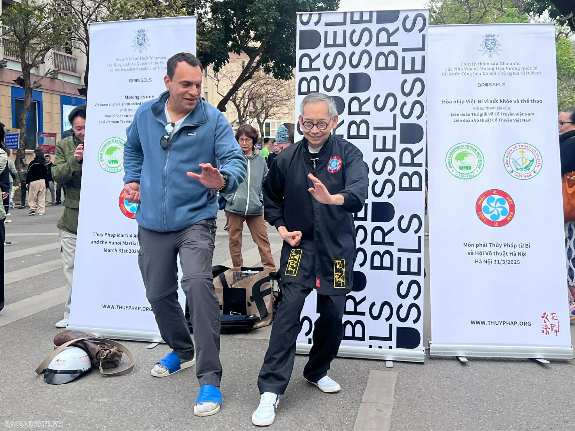 Giao thoa võ thuật Việt Nam-Bỉ: Màn trình diễn Thủy Pháp đặc sắc tại phố đi bộ Hồ Hoàn Kiếm Giao thoa võ thuật Việt Nam-Bỉ: Màn trình diễn Thủy Pháp đặc sắc tại phố đi bộ Hồ Hoàn Kiếm