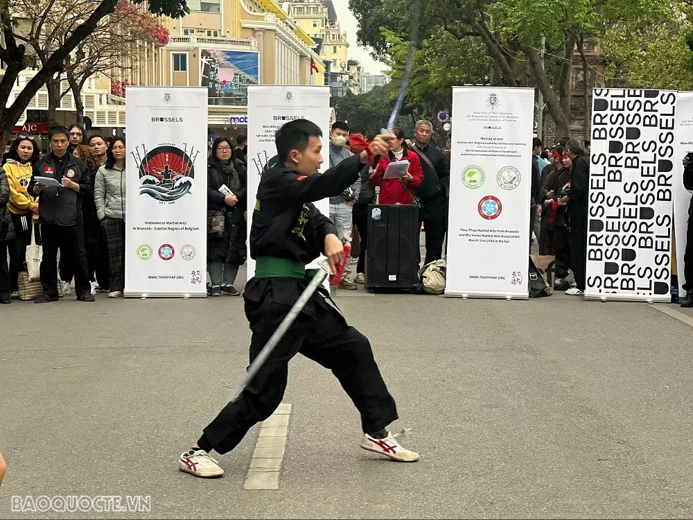 Giao thoa võ thuật Việt Nam-Bỉ: Màn trình diễn Thủy Pháp đặc sắc tại phố đi bộ Hồ Hoàn Kiếm