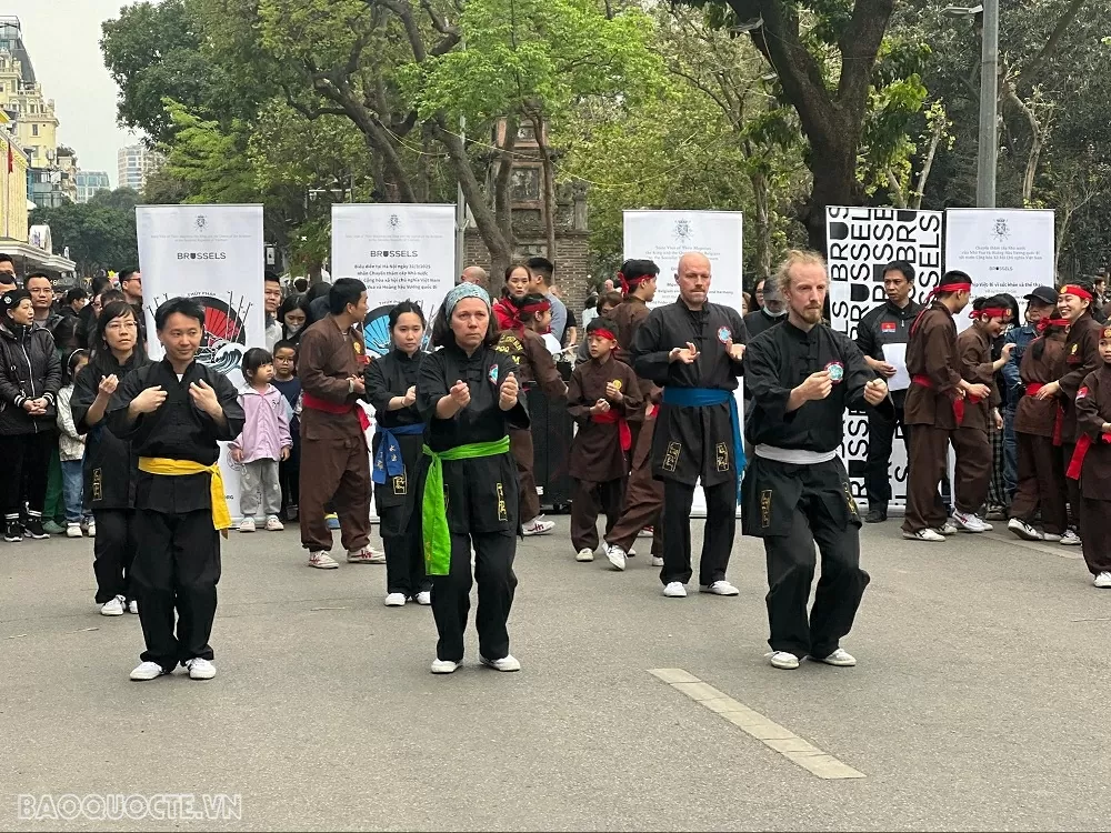 Giao thoa võ thuật Việt Nam-Bỉ: Màn trình diễn Thủy Pháp đặc sắc tại phố đi bộ Hồ Hoàn Kiếm