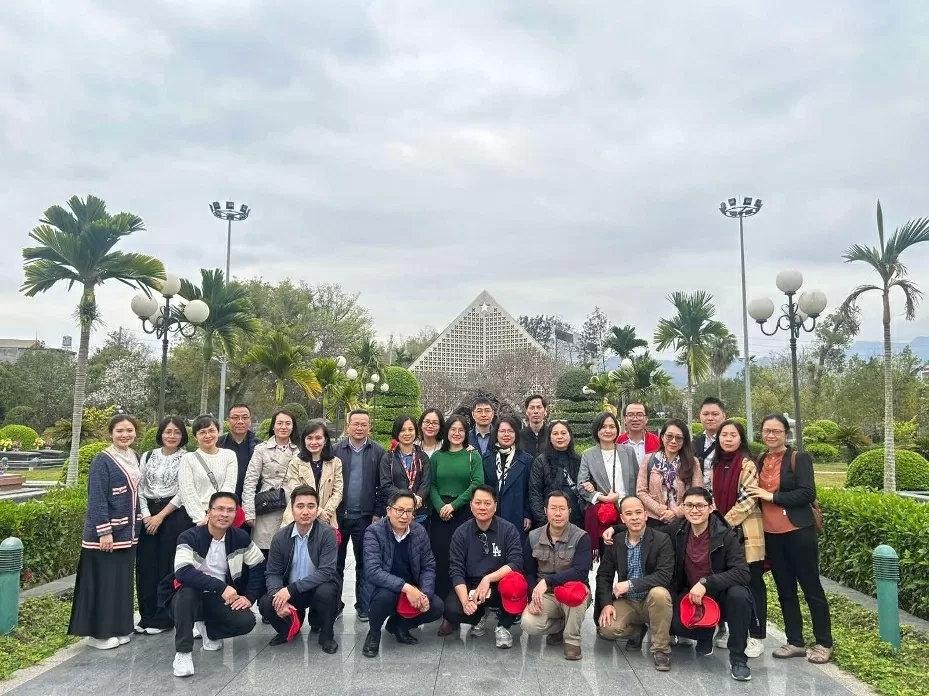 Hành trình về Điện Biên - Nơi bùn, máu và hoa kết thành lịch sử. Đoàn Vụ Tổ chức Cán bộ (Bộ Ngoại giao) chụp ảnh kỷ niệm tại Nghĩa trang liệt sĩ quốc gia A1. Hành trình về Điện Biên - Nơi bùn, máu và hoa kết thành lịch sử. Đoàn Vụ Tổ chức Cán bộ (Bộ Ngoại giao) chụp ảnh kỷ niệm tại Nghĩa trang liệt sĩ quốc gia A1.