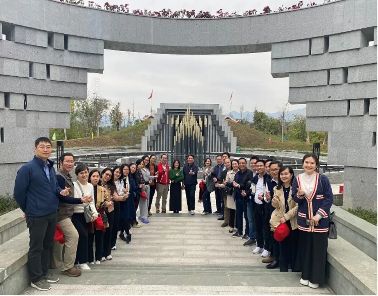Hành trình về Điện Biên - Nơi bùn, máu và hoa kết thành lịch sử. Đoàn chụp ảnh trước biểu tượng ngôi sao vàng năm cánh.
