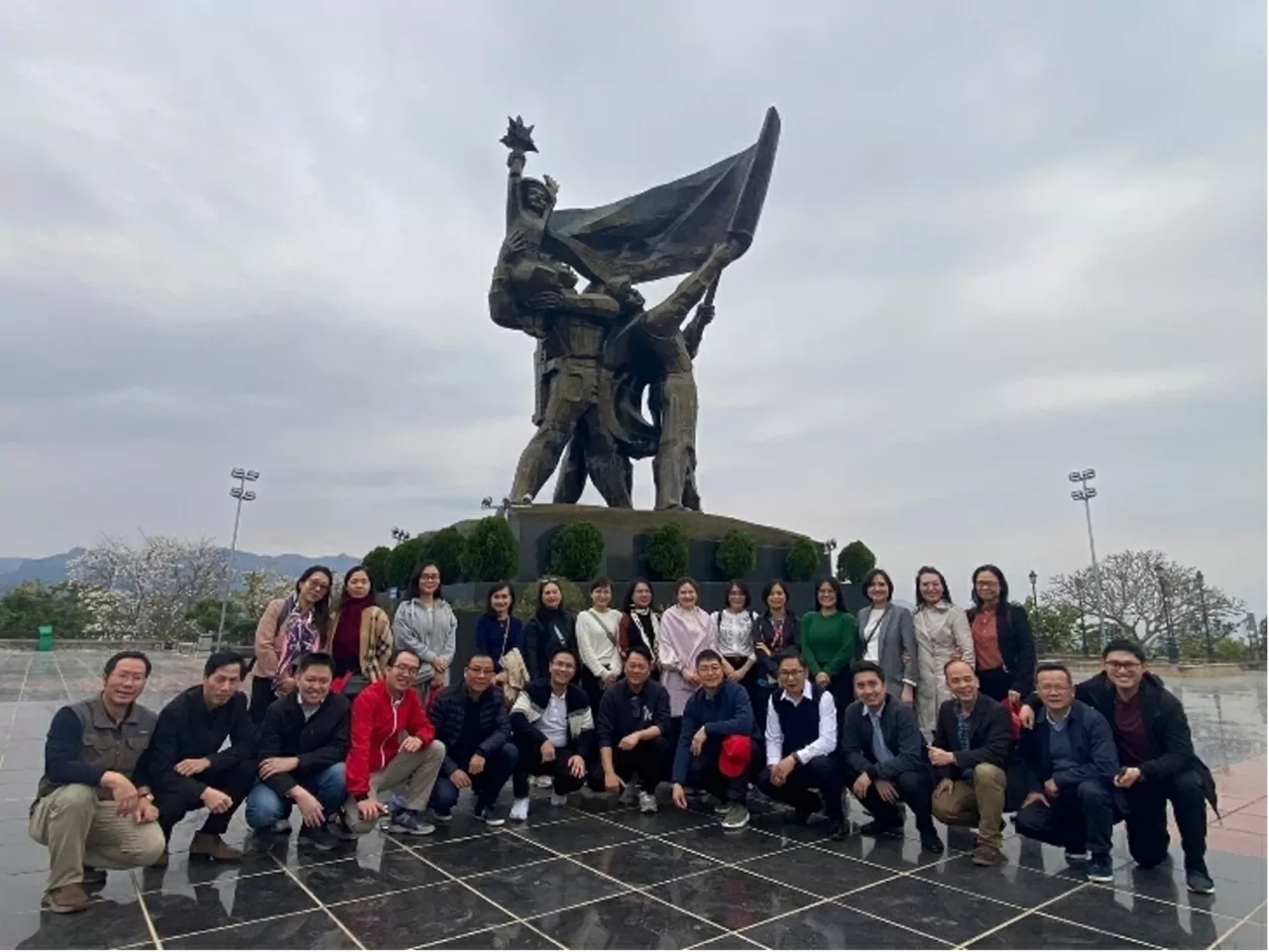 Hành trình về Điện Biên - Nơi bùn, máu và hoa kết thành lịch sử. Trước Tượng đài Chiến thắng Điện Biên Phủ