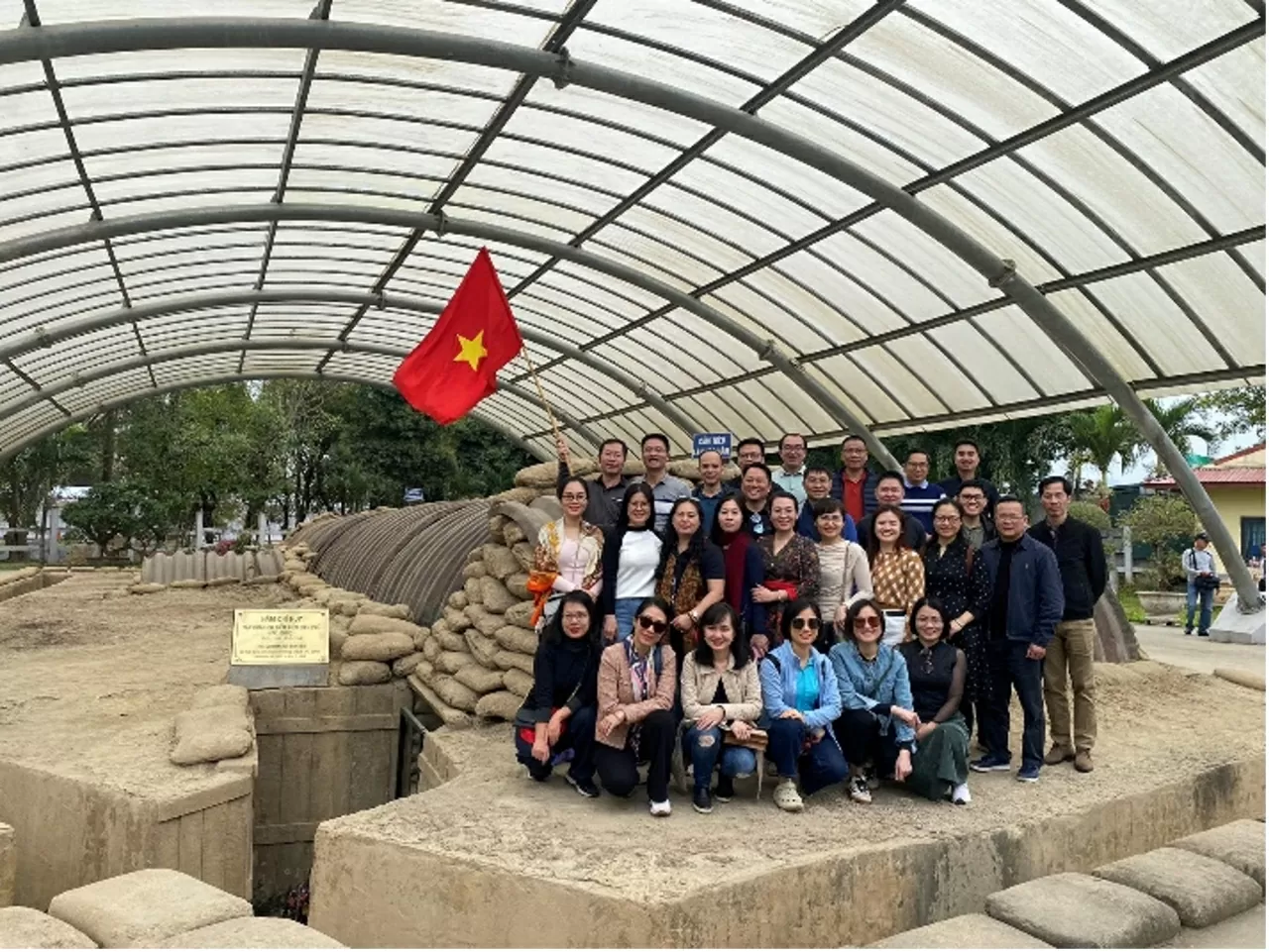 Hành trình về Điện Biên - Nơi bùn, máu và hoa kết thành lịch sử. Trải qua thời gian, căn hầm chỉ giữ được một vài vật liệu làm từ sắt thép của Pháp