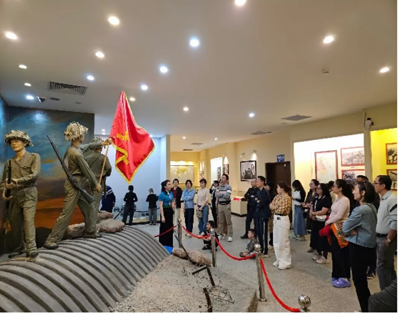 Hành trình về Điện Biên - Nơi bùn, máu và hoa kết thành lịch sử. Một số hình ảnh tại Bảo tàng.