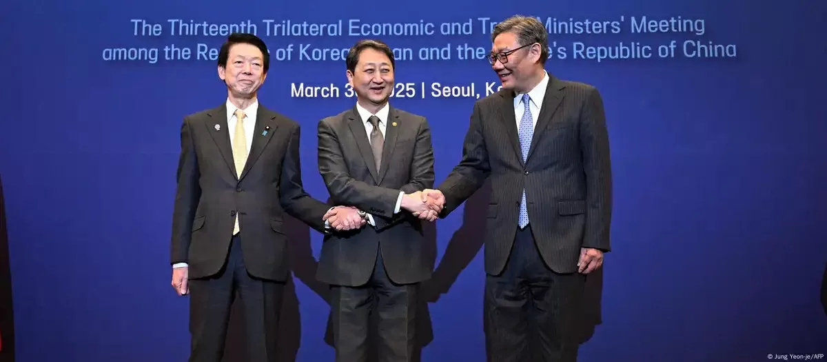 Ba quốc gia Đông Bắc Á phối hợp ứng phó với các thách thức thương mại toàn cầu Ba quốc gia Đông Bắc Á phối hợp ứng phó với các thách thức thương mại toàn cầu