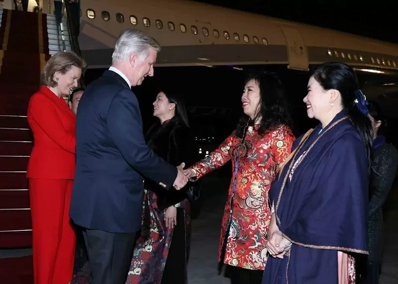 Nhà vua và Hoàng hậu Bỉ đến Hà Nội, bắt đầu chuyến thăm cấp Nhà nước tới Việt Nam Nhà vua và Hoàng hậu Bỉ đến Hà Nội, bắt đầu chuyến thăm cấp Nhà nước tới Việt Nam