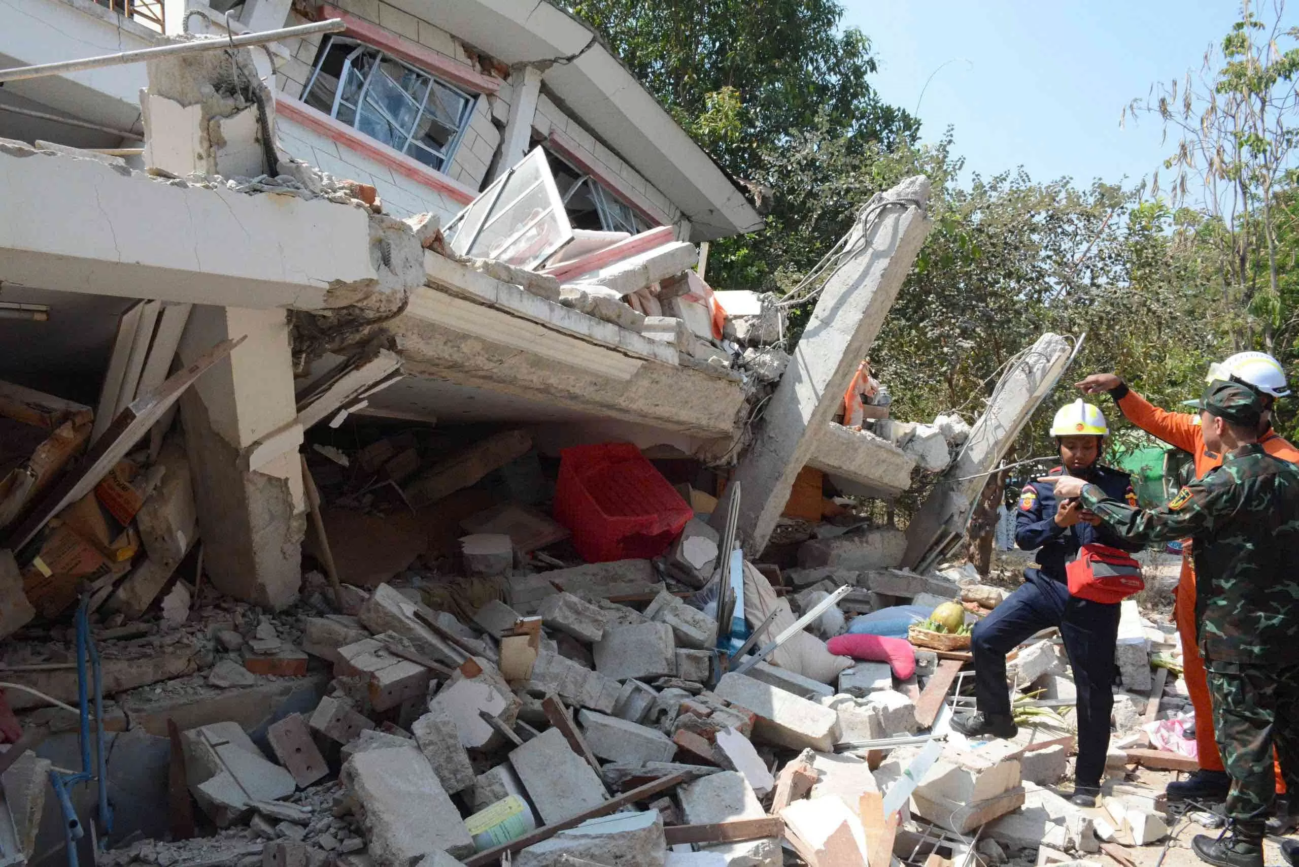 Những hình ảnh lực lượng Việt Nam cứu trợ động đất tại Myanmar