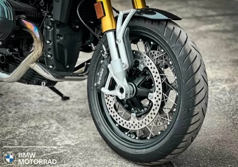 R 12 nineT nổi bật với bộ mâm hợp kim 17 inch sơn đen, đi kèm tùy chọn ống xả Akrapovic titanium giúp tăng tính thể thao