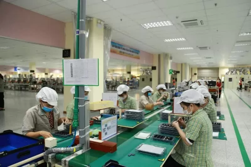 Công nhân trong dây chuyền sản xuất tại khu công nghiệp của tỉnh Bắc Ninh. (Ảnh NGỌC TRÂM) Công nhân trong dây chuyền sản xuất tại khu công nghiệp của tỉnh Bắc Ninh. (Ảnh NGỌC TRÂM)