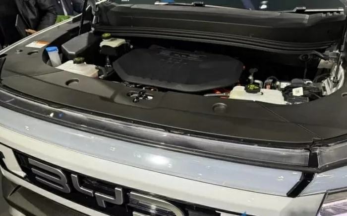 BYD Shark 6 sử dụng khối động cơ xăng dung tích 1.5L, kết hợp với hai mô-tơ điện