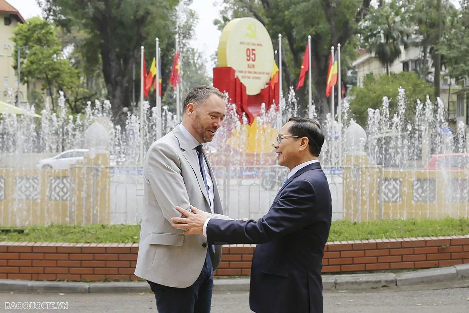 Phó Thủ tướng, Bộ trưởng Ngoại giao Bùi Thanh Sơn đã có buổi tiếp Bộ trưởng Ngoại giao Vương quốc Bỉ Phó Thủ tướng, Bộ trưởng Ngoại giao Bùi Thanh Sơn tiếp Phó Thủ tướng, Bộ trưởng Ngoại giao Bỉ