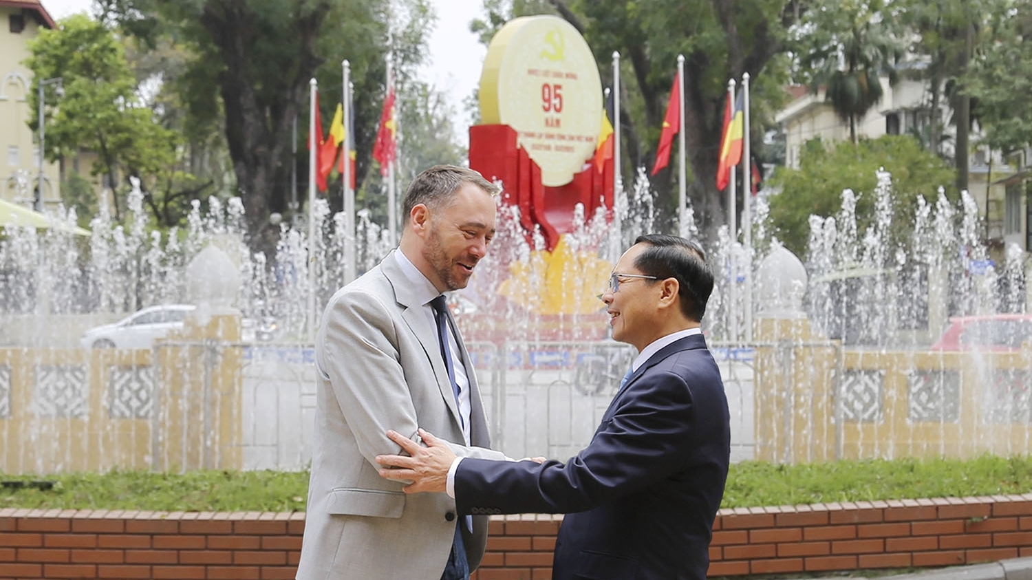 pho thu tuong bo truong ngoai giao bui thanh son tiep pho thu tuong bo truong ngoai giao bi