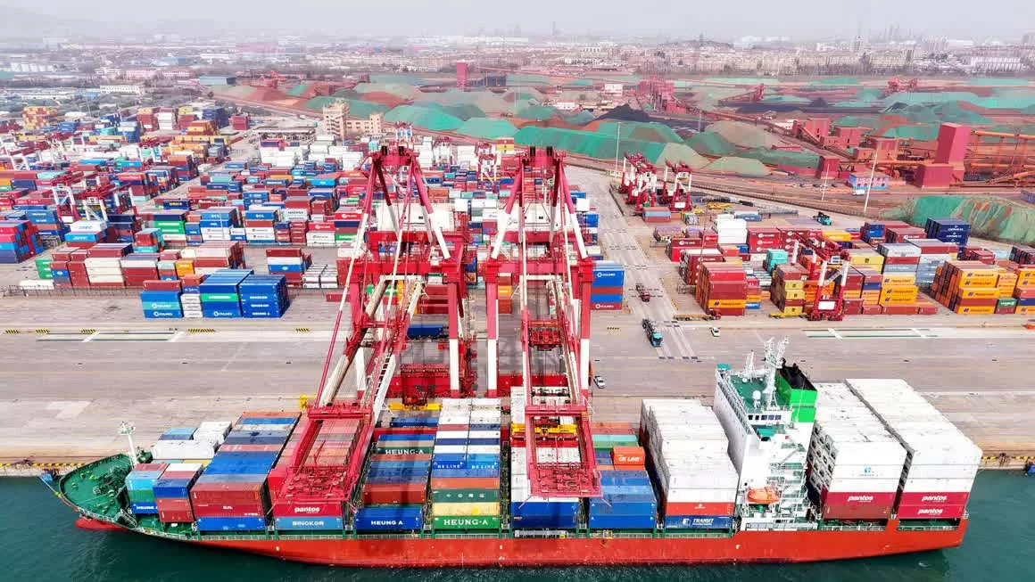 Một tàu chở hàng đang chất container để xuất khẩu tại Cảng Thanh Đảo ở tỉnh Sơn Đông, Trung Quốc vào ngày 24/3/2025. (Nguồn: Getty Images)