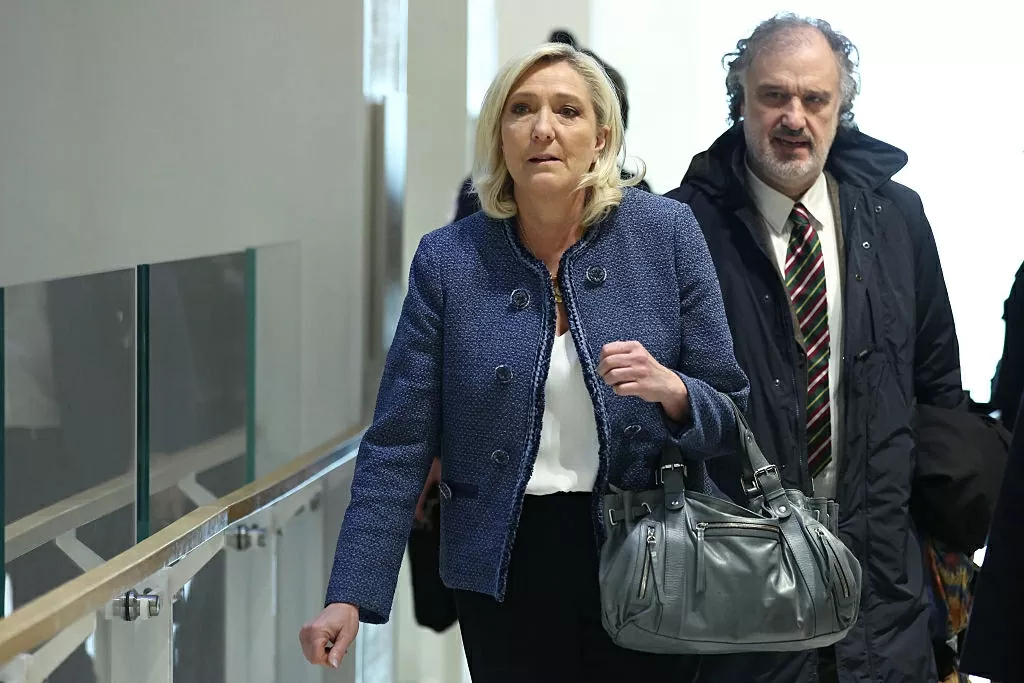 Ngoài ra, bà Le Pen phải nộp phạt 100.000 euro liên quan đến vụ biển thủ công quỹ của Nghị viện châu Âu để trả lương cho nhân viên. Ngoài ra, bà Le Pen phải nộp phạt 100.000 euro liên quan đến vụ biển thủ công quỹ của Nghị viện châu Âu để trả lương cho nhân viên.