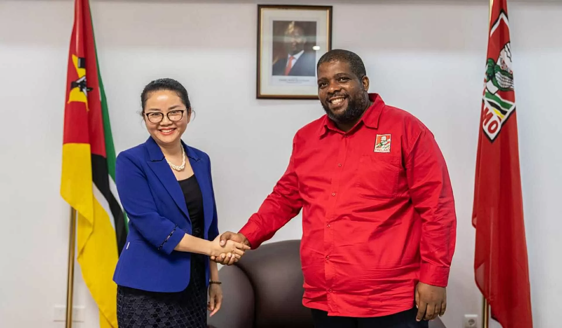 Đại sứ Trần Thị Thu Thìn chào Tổng thư ký Đảng Mặt trận giải phóng Mozambique