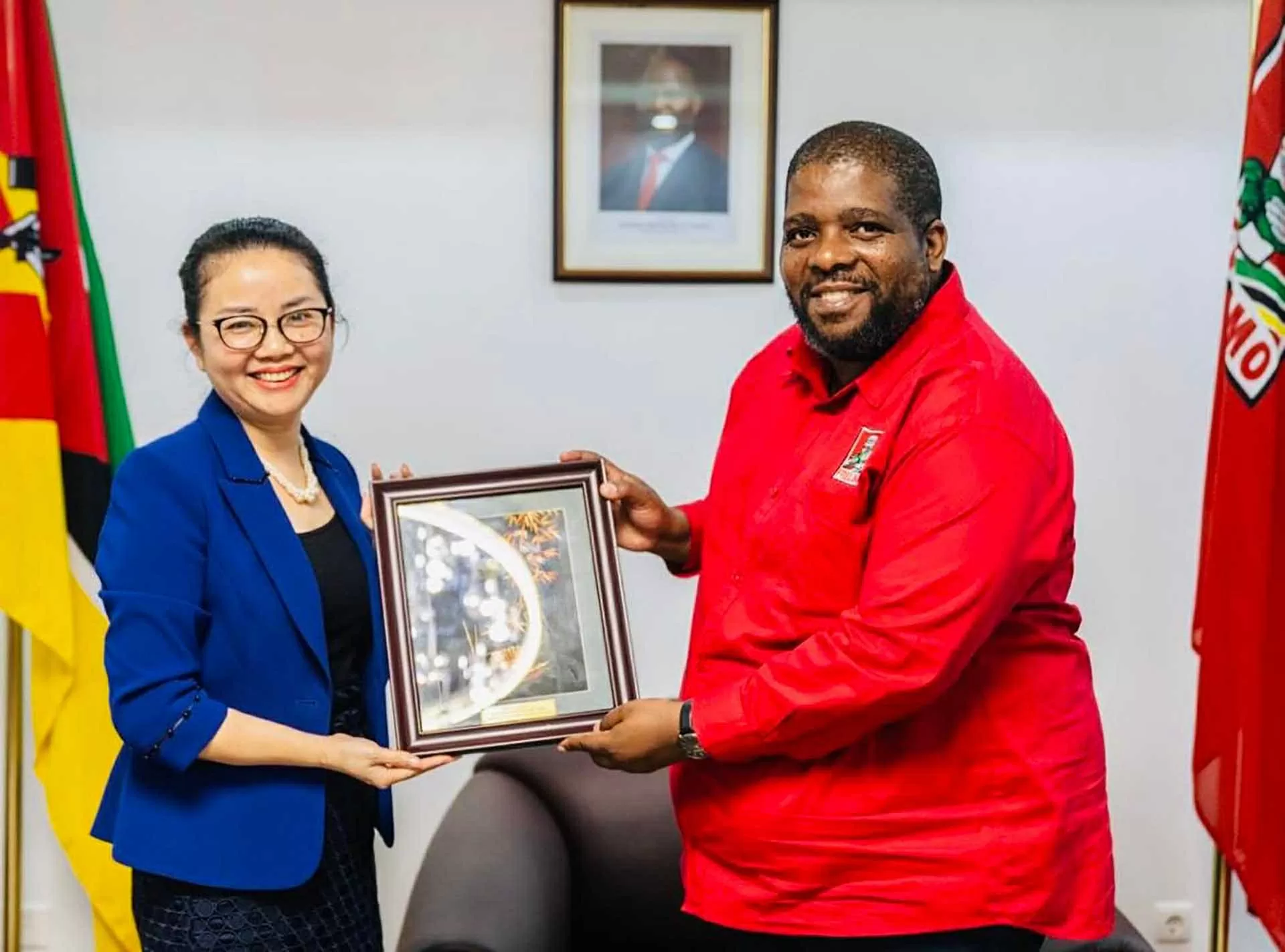 Đại sứ Trần Thị Thu Thìn chào Tổng thư ký Đảng Mặt trận giải phóng Mozambique
