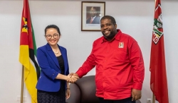 Đại sứ Trần Thị Thu Thìn chào Tổng thư ký Đảng Mặt trận giải phóng Mozambique