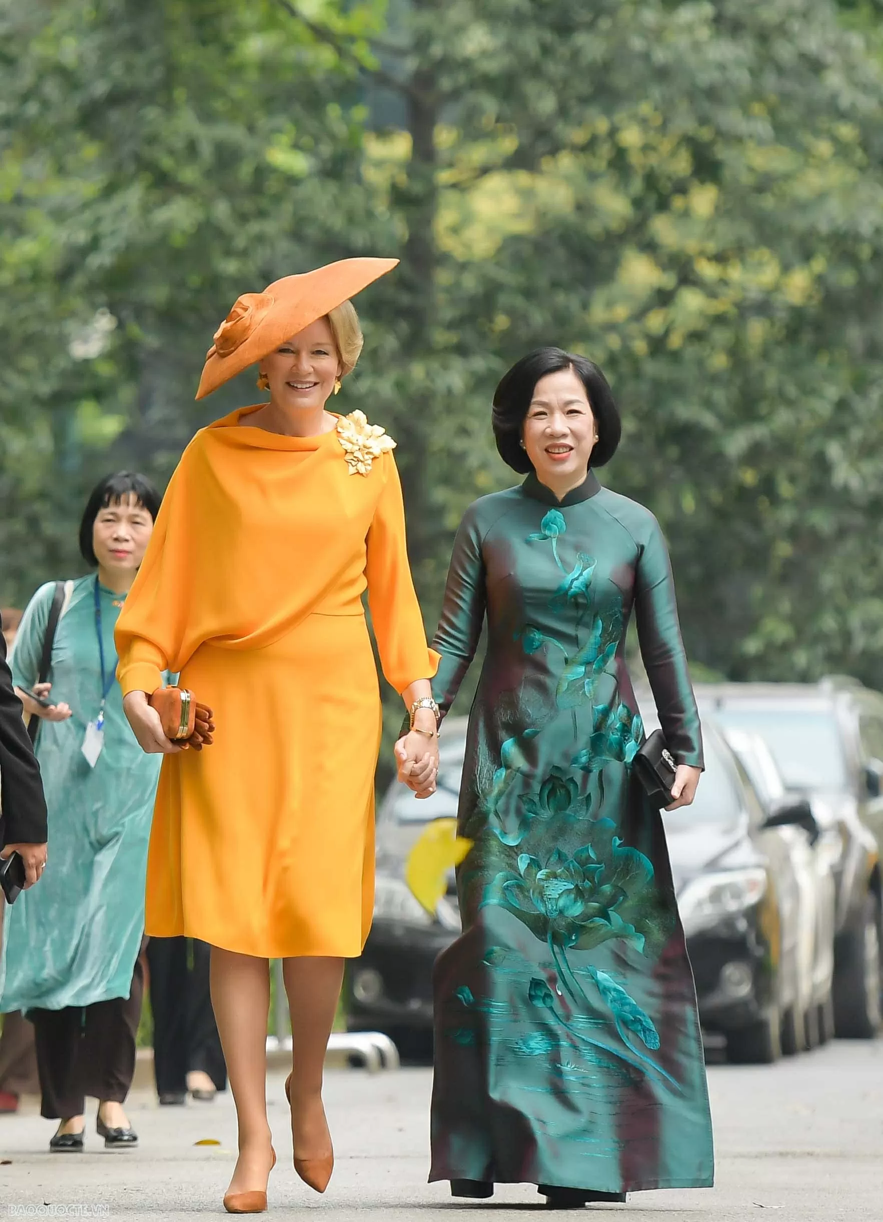 Phu nhân Chủ tịch nước và Hoàng hậu Bỉ tham quan nhà sàn Bác Hồ