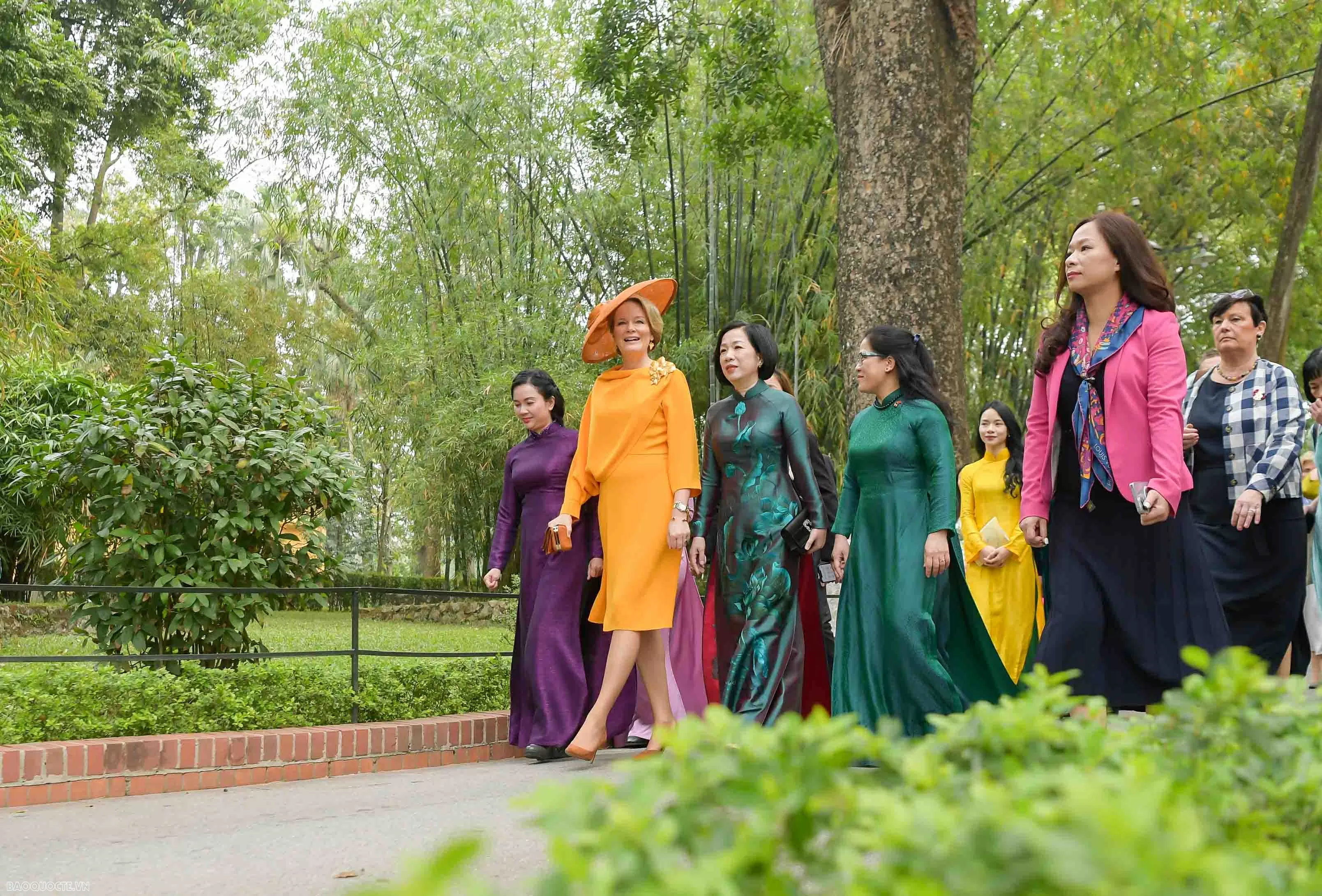 Phu nhân Chủ tịch nước và Hoàng hậu Bỉ tham quan nhà sàn Bác Hồ