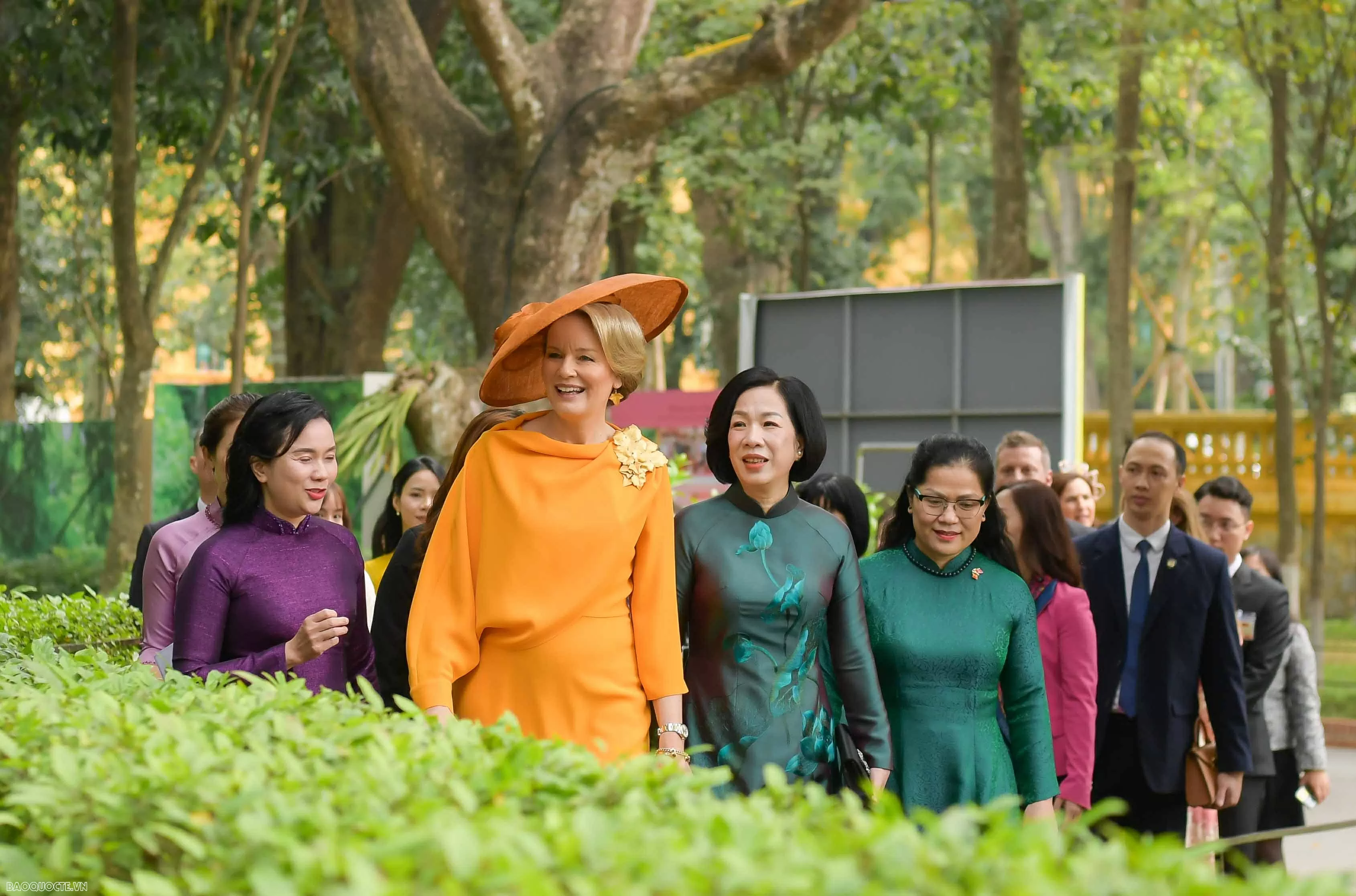 Phu nhân Chủ tịch nước và Hoàng hậu Bỉ tham quan nhà sàn Bác Hồ