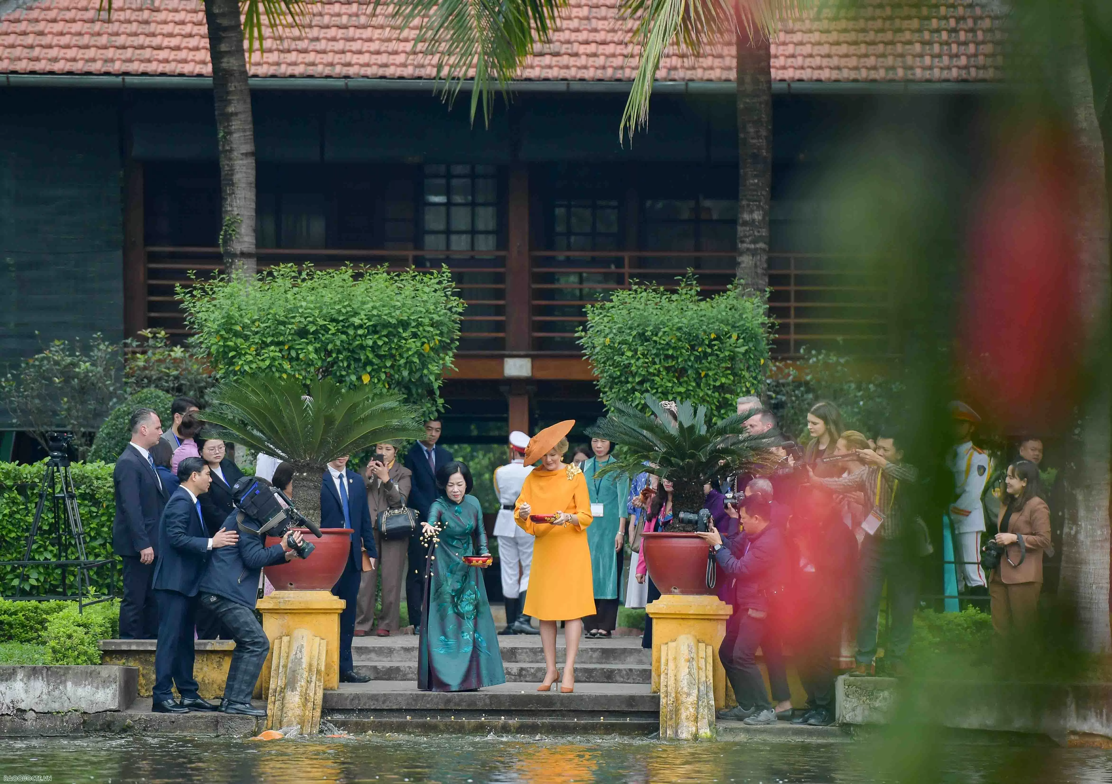 Phu nhân Chủ tịch nước và Hoàng hậu Bỉ tham quan nhà sàn Bác Hồ