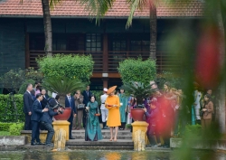 Phu nhân Chủ tịch nước và Hoàng hậu Bỉ tham quan nhà sàn Bác Hồ