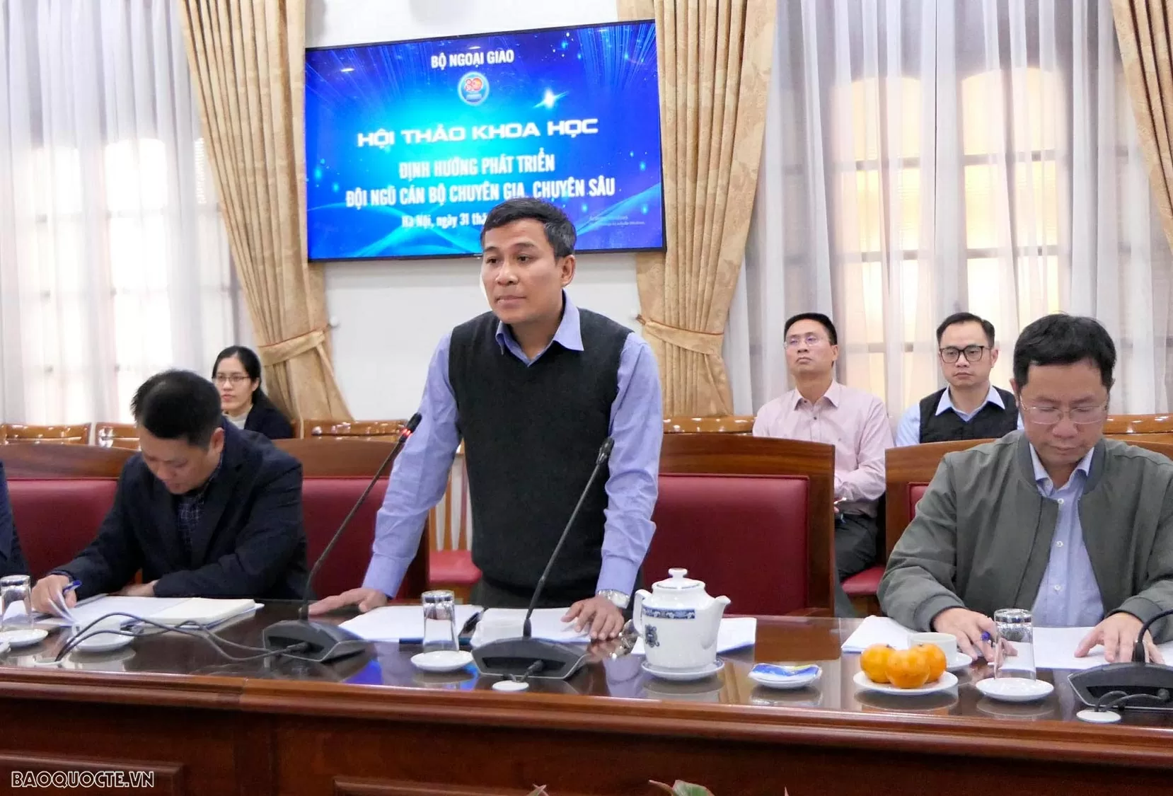 Thứ trưởng Thường trực Nguyễn Minh Vũ, Trưởng Ban soạn thảo Đề án phát triển đội ngũ cán bộ chuyên gia, chuyên sâu, khẳng định Bộ Ngoại giao là cơ quan đầu tiên xây dựng Quy chế chuyên gia từ năm 2009. (Ảnh: Thành Long)