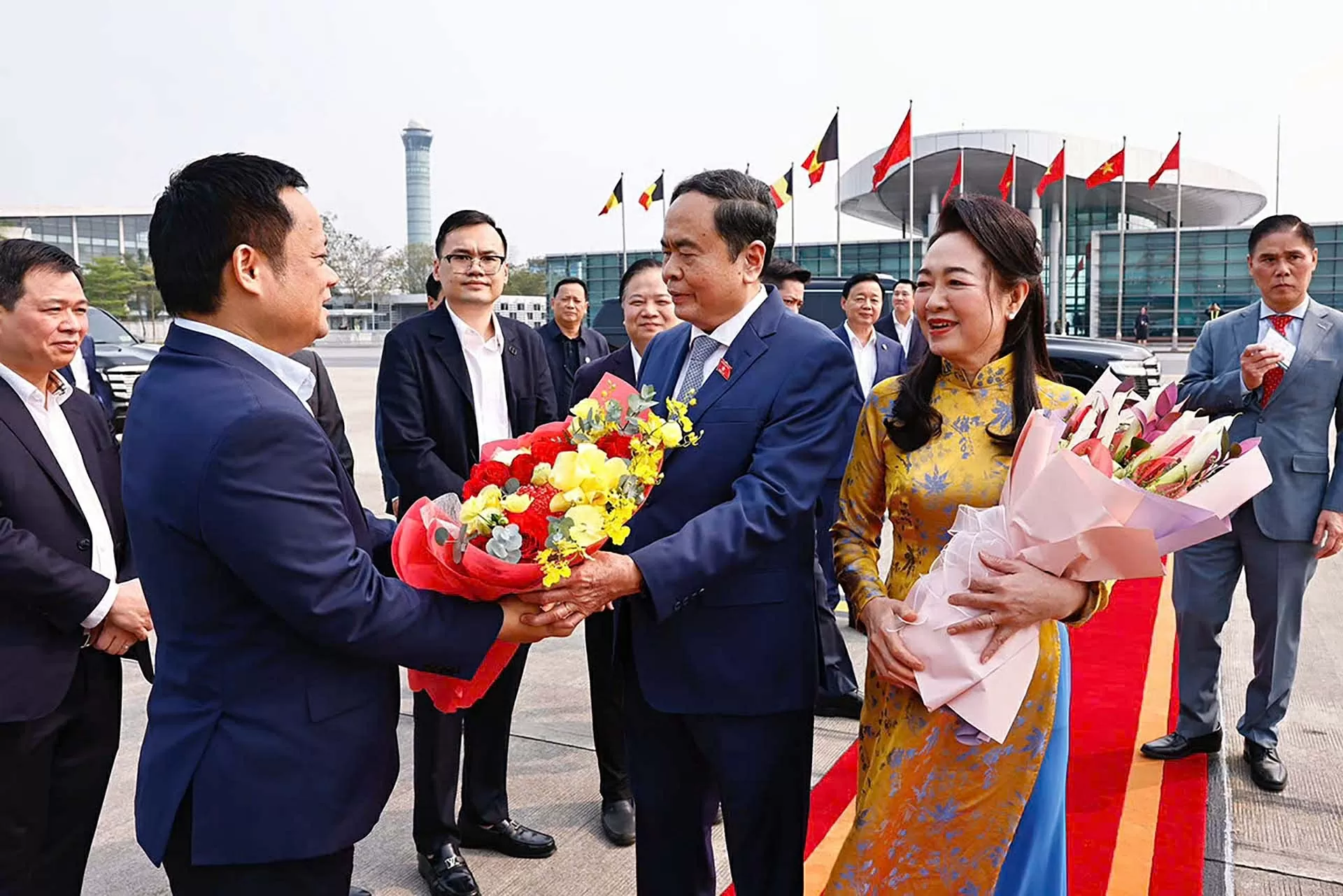 Chủ tịch Quốc hội Trần Thanh Mẫn và Phu nhân lên đường dự Đại hội đồng IPU-150, thăm chính thức Uzbekistan và Armenia