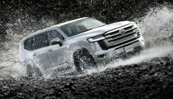 Toyota Land Cruiser LC300 2025 tạm ngừng nhận đơn vì cháy hàng