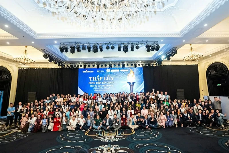 Hội thảo "Thắp lửa cùng tiến lên 2025": Diễn đàn chiến lược định hình tương lai giáo dục Việt Nam Hội thảo "Thắp lửa cùng tiến lên 2025": Diễn đàn chiến lược định hình tương lai giáo dục Việt Nam