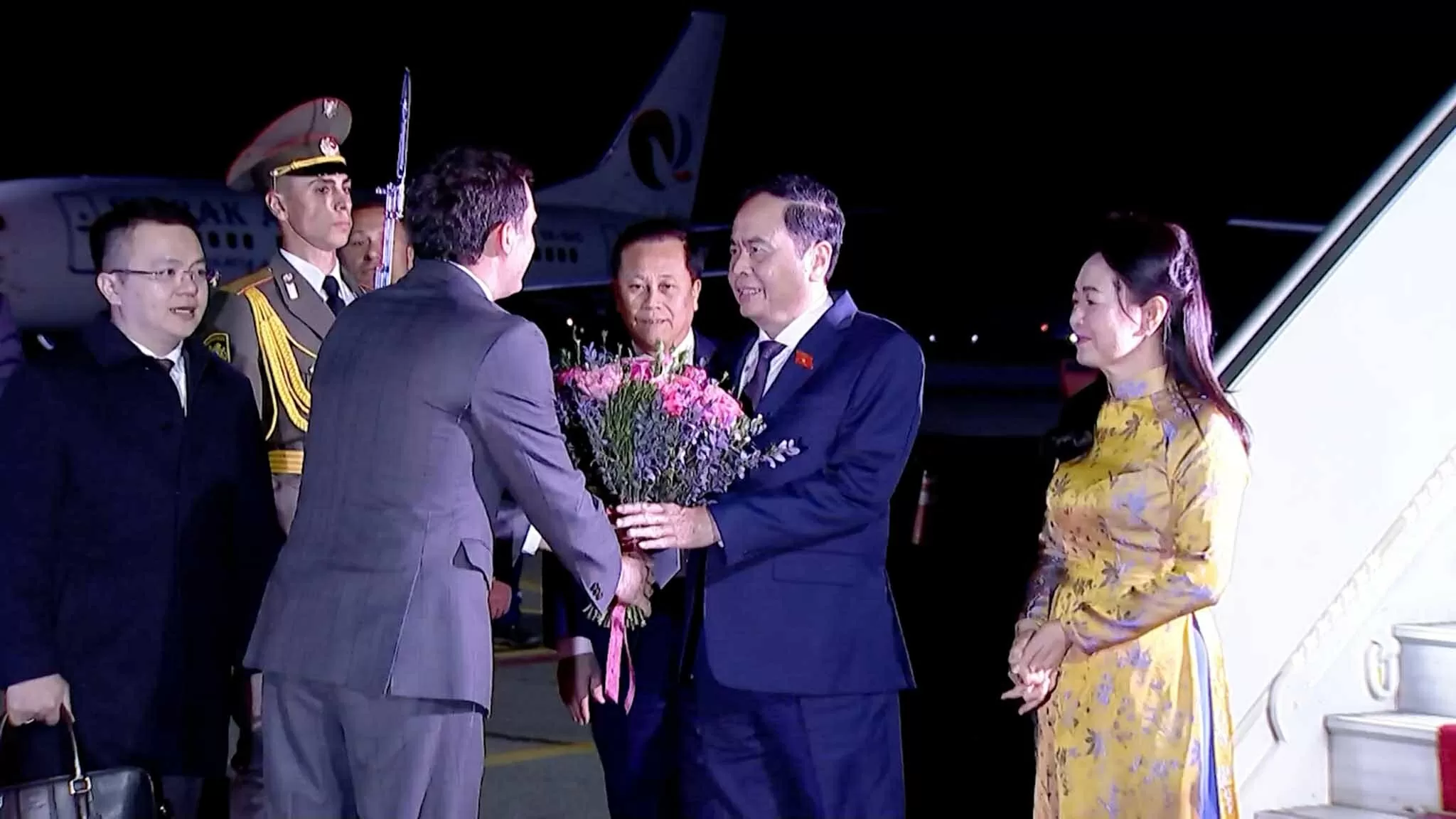 Phó Chủ tịch Quốc hội Armenia Hakob Arshakyan chào mừng Chủ tịch Quốc hội Trần Thanh Mẫn và Phu nhân Nguyễn Thị Thanh Nga tại sân bay Yerevan. (Nguồn: quochoi.vn)