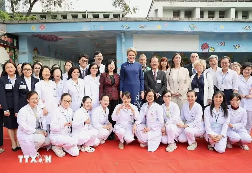 Hoàng hậu Bỉ Mathilde với các y, bác sỹ của Bệnh viện Nhi Trung ương. Hoàng hậu Bỉ Mathilde với các y, bác sỹ của Bệnh viện Nhi Trung ương.
