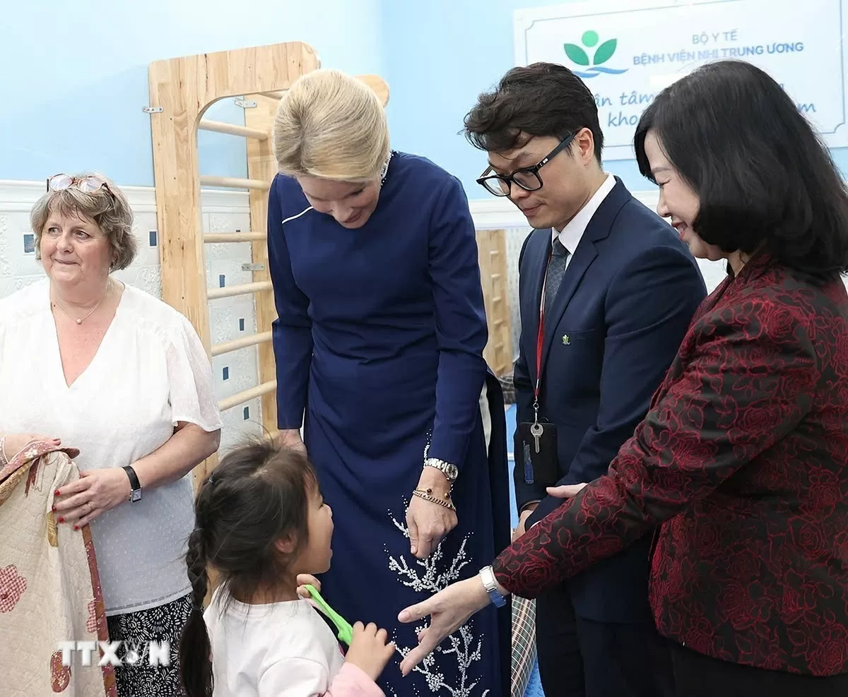 Hoàng hậu Bỉ Mathilde trò chuyện với bệnh nhi đang điều trị tại Bệnh viện Nhi Trung ương.