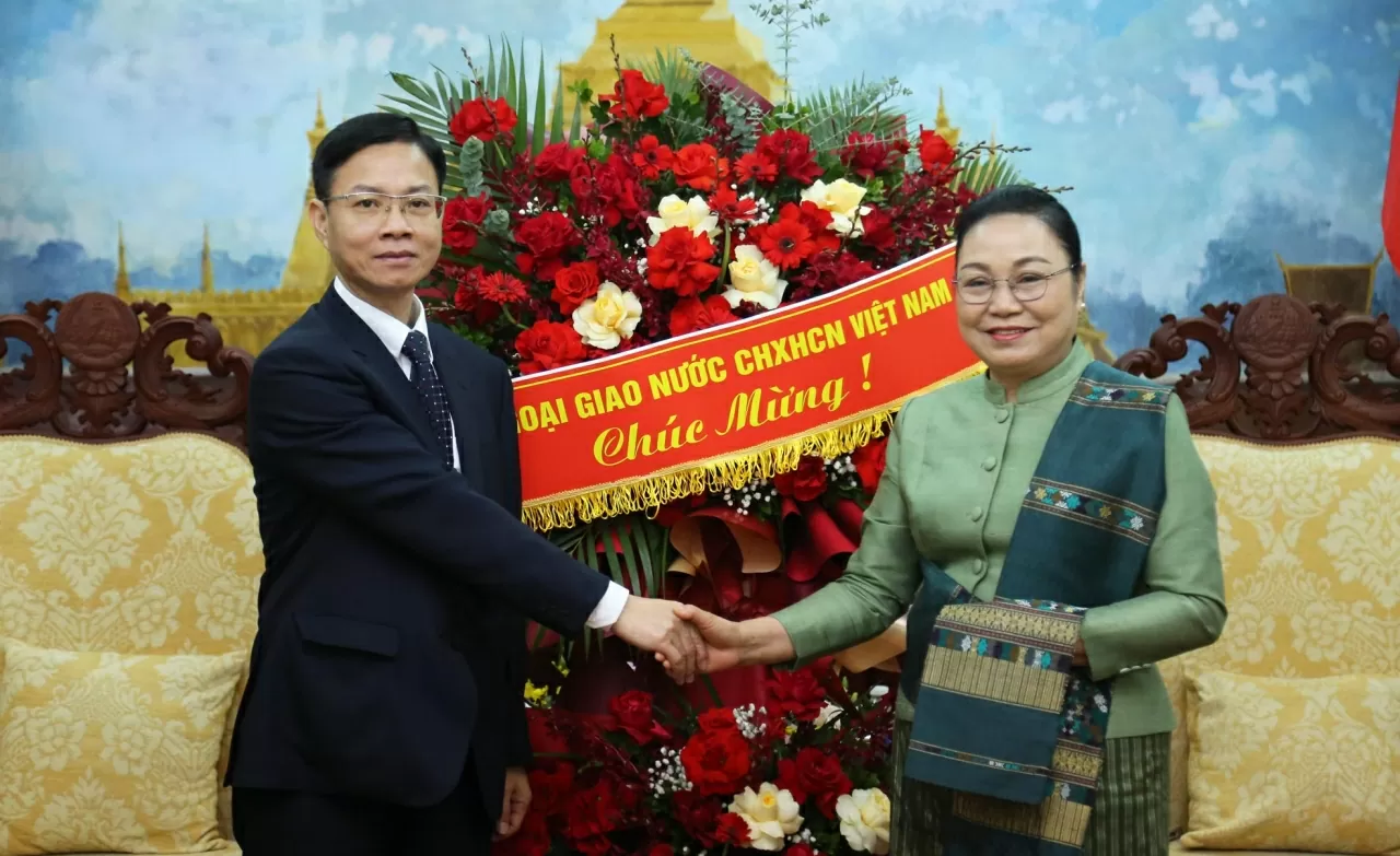 Thay mặt Bộ Ngoại giao, Thứ trưởng Ngô Lê Văn gửi tặng Đại sứ quán Lào lẵng hoa chúc mừng ngày vui của Nhân dân Lào