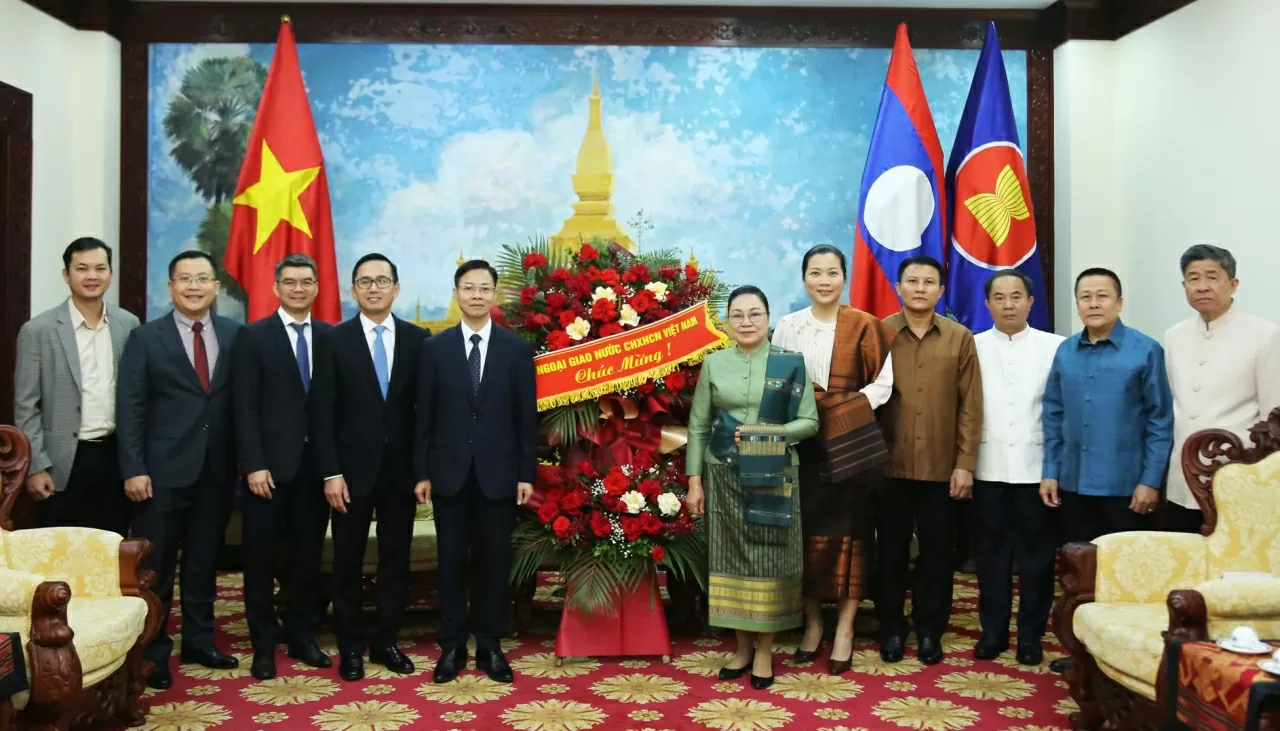 Thứ trưởng Bộ Ngoại giao Ngô Lê Văn dẫn đầu đoàn Bộ Ngoại giao đến chúc Tết cổ truyền (Bunpimay) của nước Cộng hòa Dân chủ Nhân dân Lào tại Đại sứ quán Lào tại Việt Nam.(Ảnh:Thành Long)