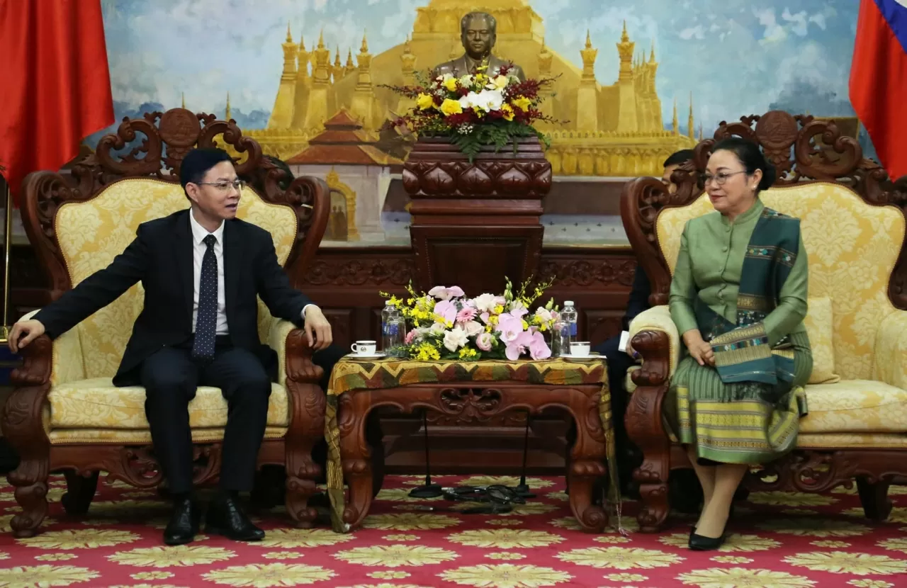 Đại sứ Khamphao Ernthavanh cảm ơn tình cảm của Thứ trưởng Ngô Lê Văn nói rieeng và Bộ Ngoại giao nói chung.(Ảnh:Thành Long)