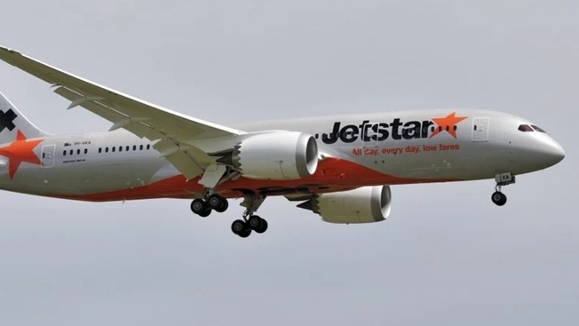 Hành khách cố mở cửa máy bay, phi hành đoàn phải quay về nơi xuất phát