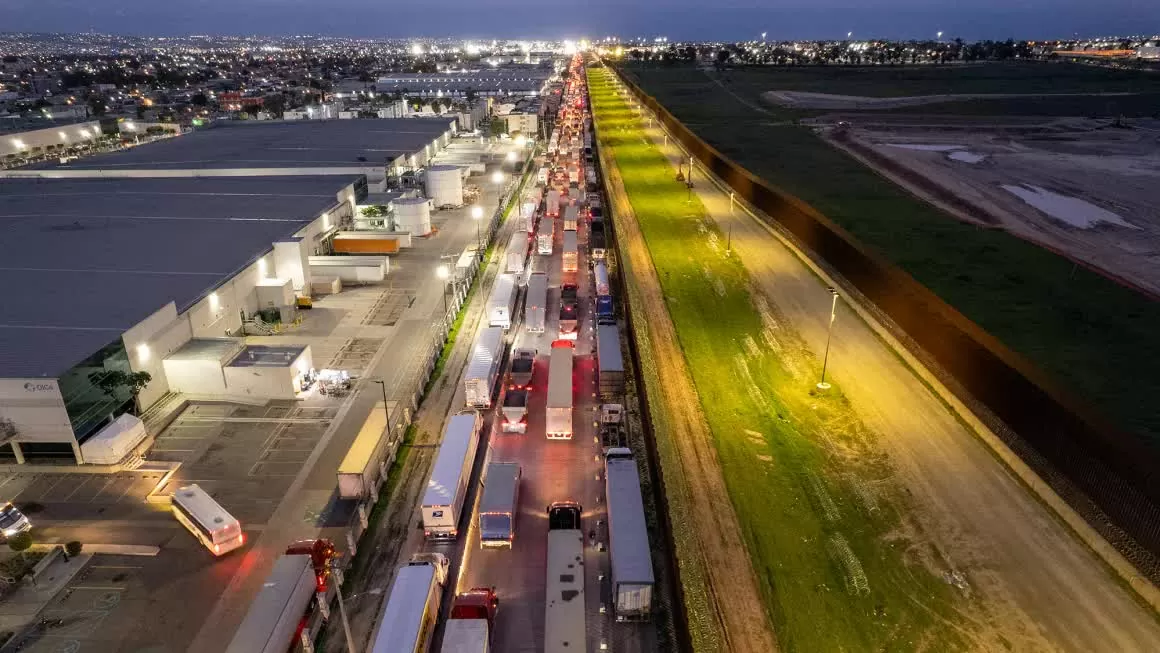 Xe tải chở hàng hướng về Hoa Kỳ tại Tijuana, tiểu bang Baja California, Mexico Getty