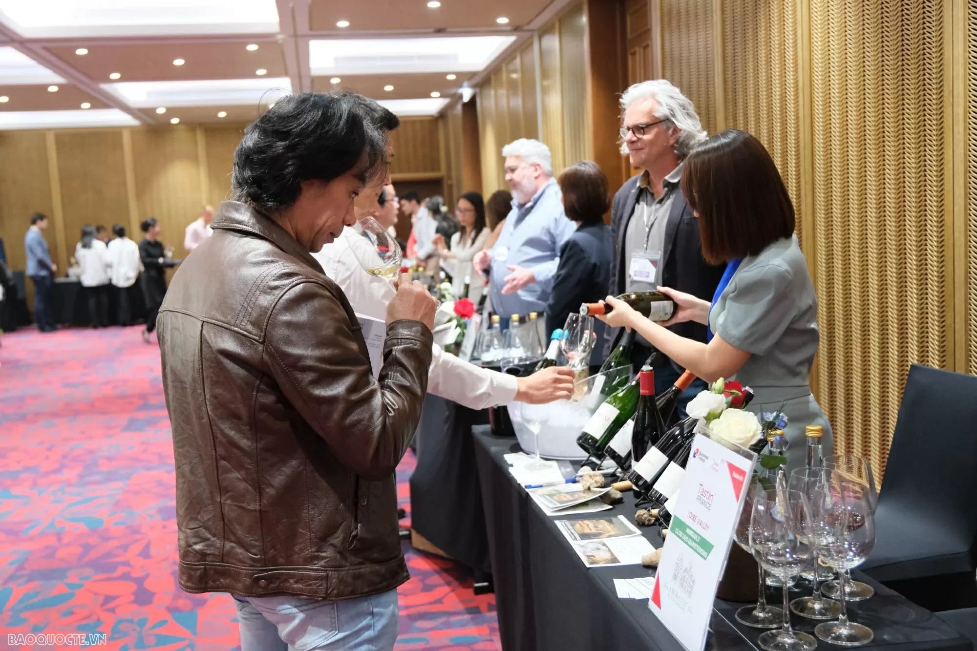 Khách tham dự có cơ hội nếm thử nhiều loại rượu nổi tiếng của Pháp. (Ảnh: Ngọc Anh) Khách tham dự có cơ hội nếm thử nhiều loại rượu nổi tiếng của Pháp. (Ảnh: Ngọc Anh)